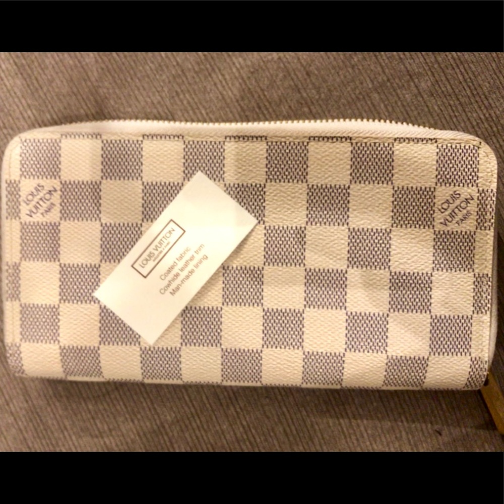 Authentic Louis Vuitton zippy wallet
